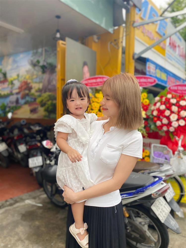 Con gái Mạc Văn Khoa chăm mặc đầm công chúa nhưng hiếm khi cười-13