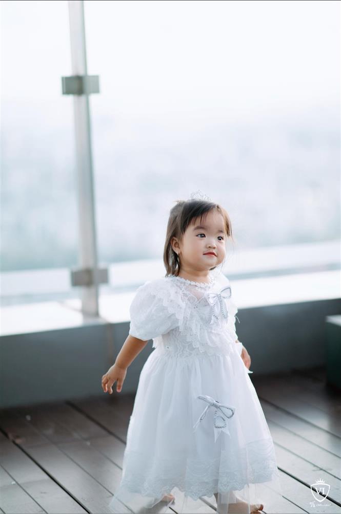 Con gái Mạc Văn Khoa chăm mặc đầm công chúa nhưng hiếm khi cười-6