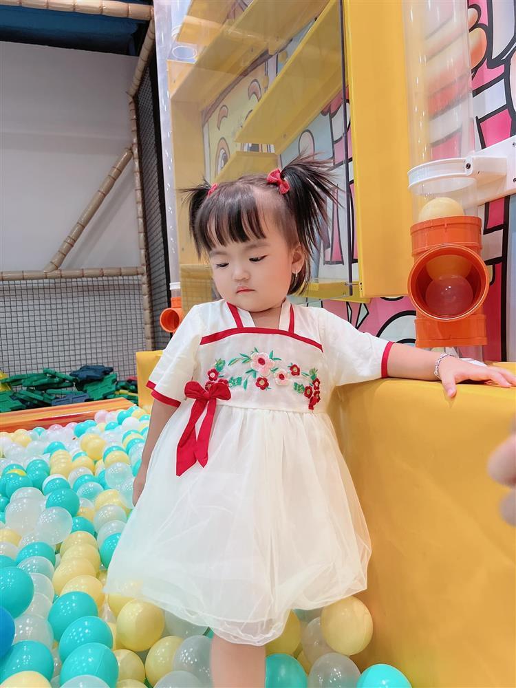 Con gái Mạc Văn Khoa chăm mặc đầm công chúa nhưng hiếm khi cười-10