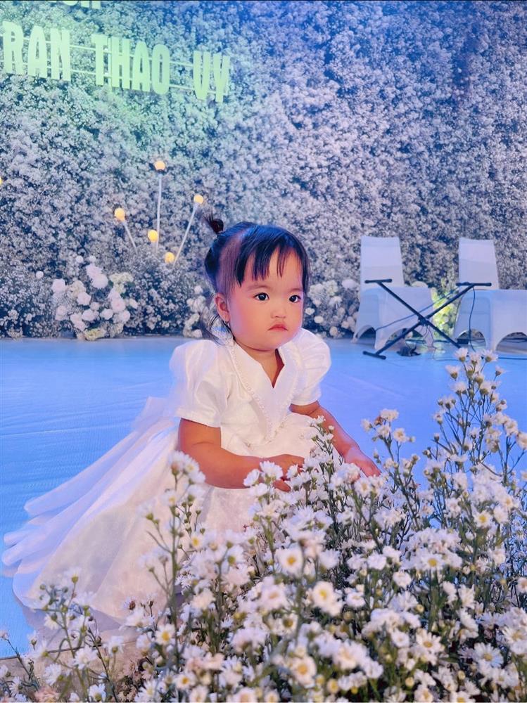 Con gái Mạc Văn Khoa chăm mặc đầm công chúa nhưng hiếm khi cười-8