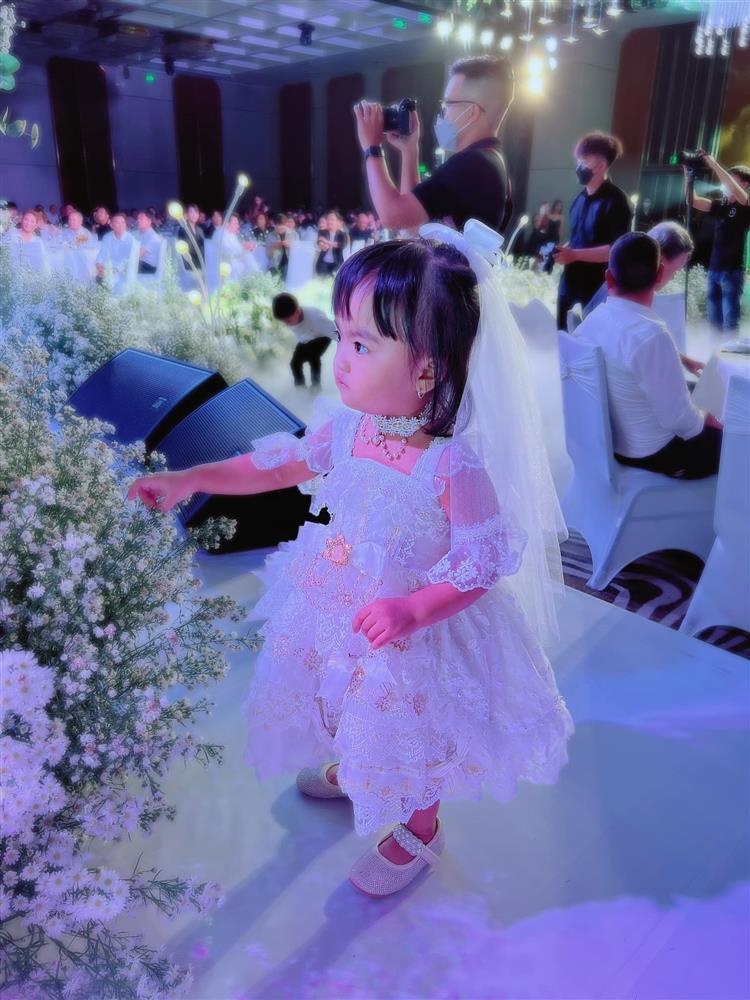Con gái Mạc Văn Khoa chăm mặc đầm công chúa nhưng hiếm khi cười-9