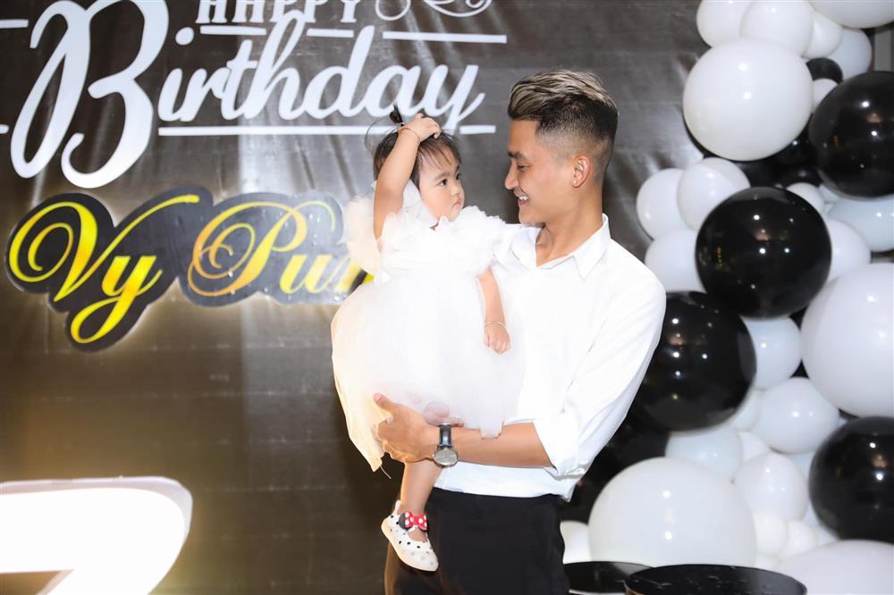 Con gái Mạc Văn Khoa chăm mặc đầm công chúa nhưng hiếm khi cười-5