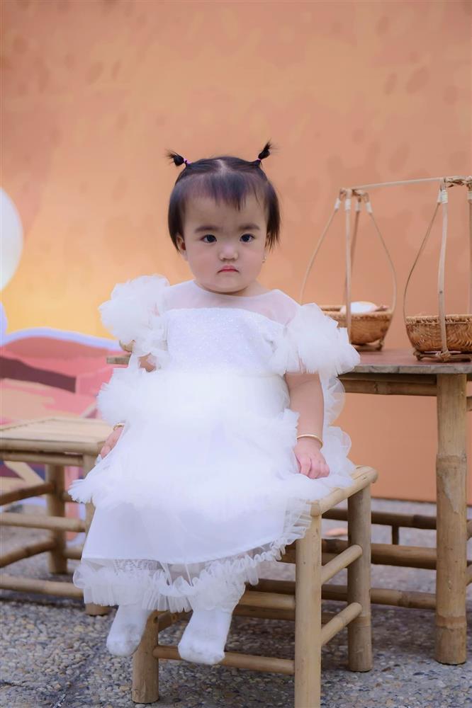 Con gái Mạc Văn Khoa chăm mặc đầm công chúa nhưng hiếm khi cười-11