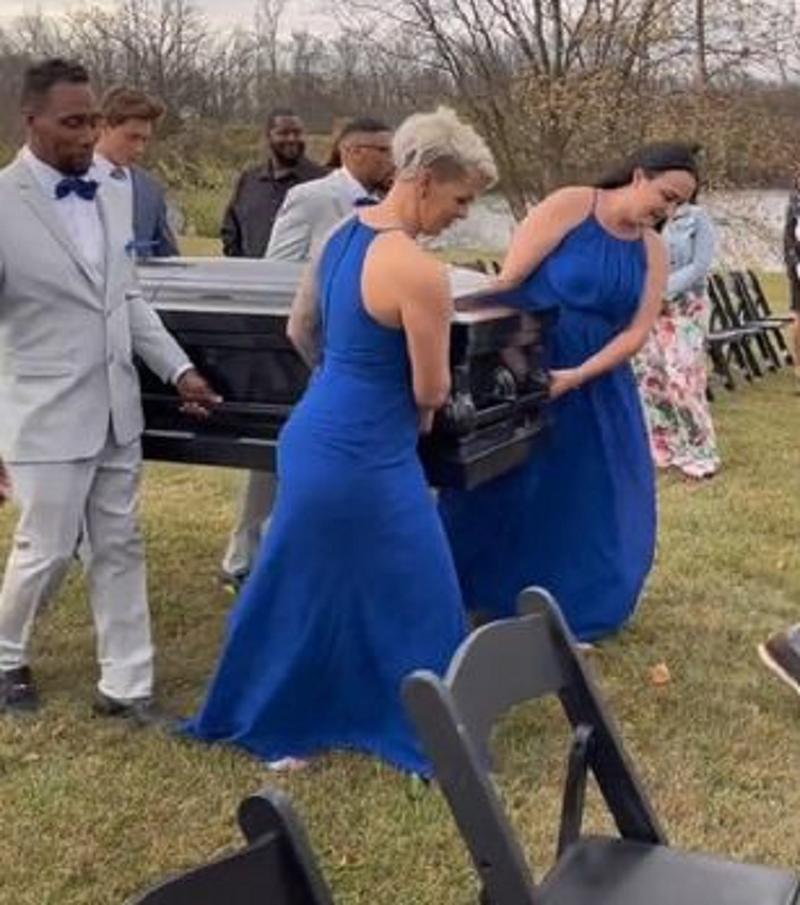 Chú rể bật nắp quan tài trong đám cưới gây phẫn nộ-1