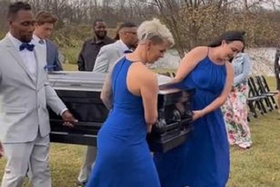 Chú rể bật nắp quan tài trong đám cưới gây phẫn nộ