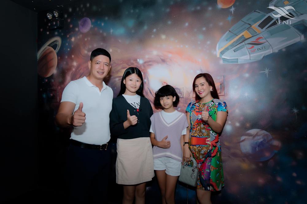 Con gái Bình Minh chân phương ngỡ ngàng khi đi sự kiện cùng mẹ-4