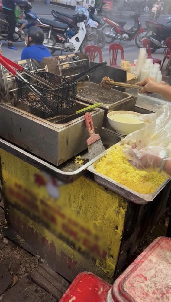 Đi mua bánh gà, thanh niên vừa hỏi 1 câu đã bị chửi vuốt mặt không kịp-1