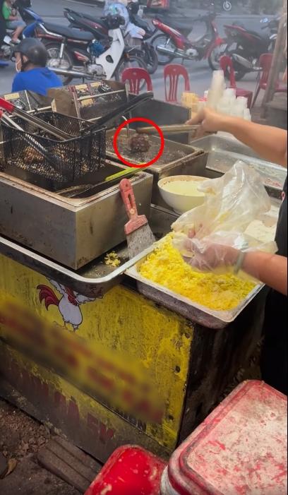 Đi mua bánh gà, thanh niên vừa hỏi 1 câu đã bị chửi vuốt mặt không kịp-2