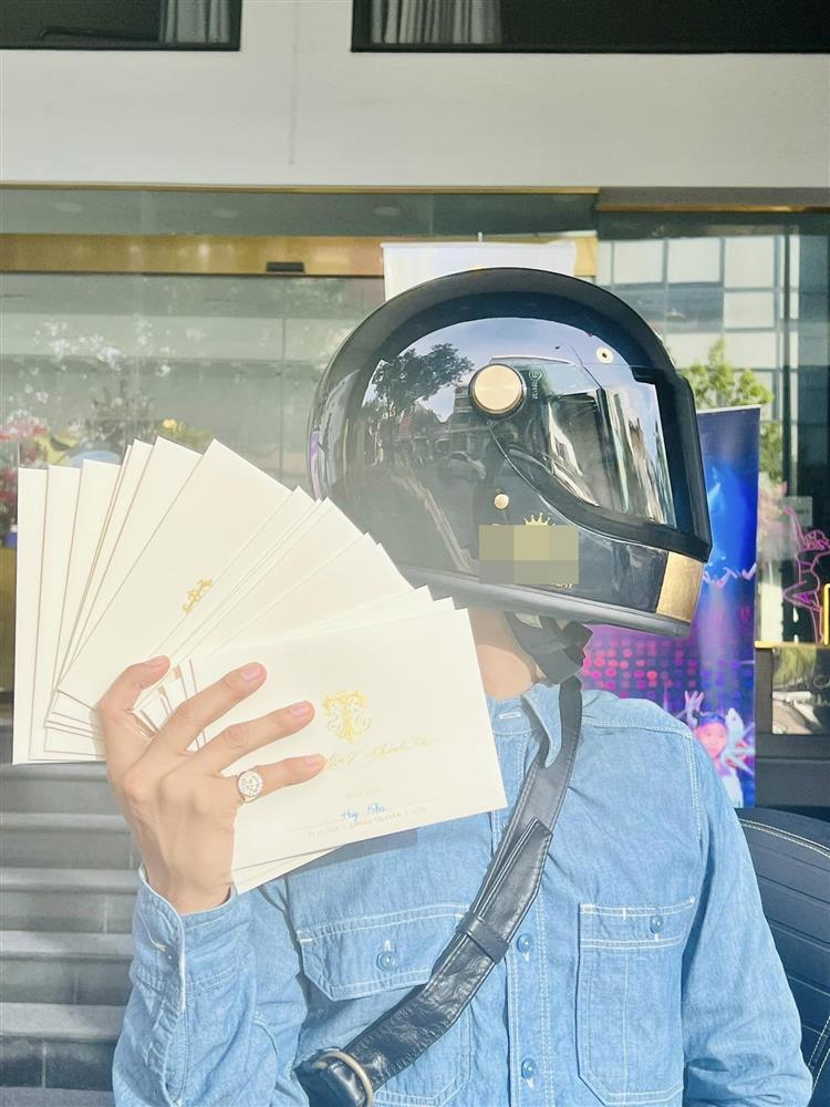 Phan Hiển thở dài vì ship thiệp cưới 2 tuần chưa xong-4