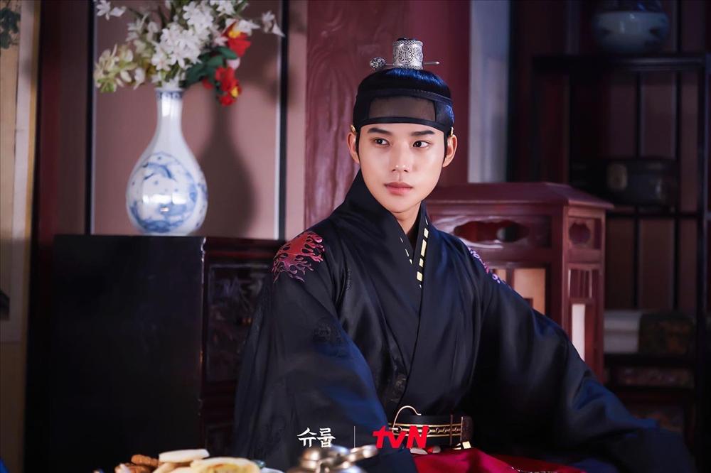 Nam chính Dưới Bóng Trung Điện hẹn hò máy bay Han So Hee?-1