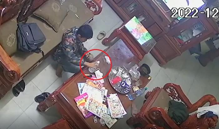 Clip: Nghịch dại đổ cồn vào lửa, bé trai bị bỏng nặng tới 30%-1