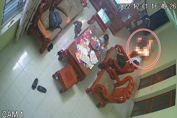 Clip: Nghịch dại đổ cồn vào lửa, bé trai bị bỏng nặng tới 30%-2