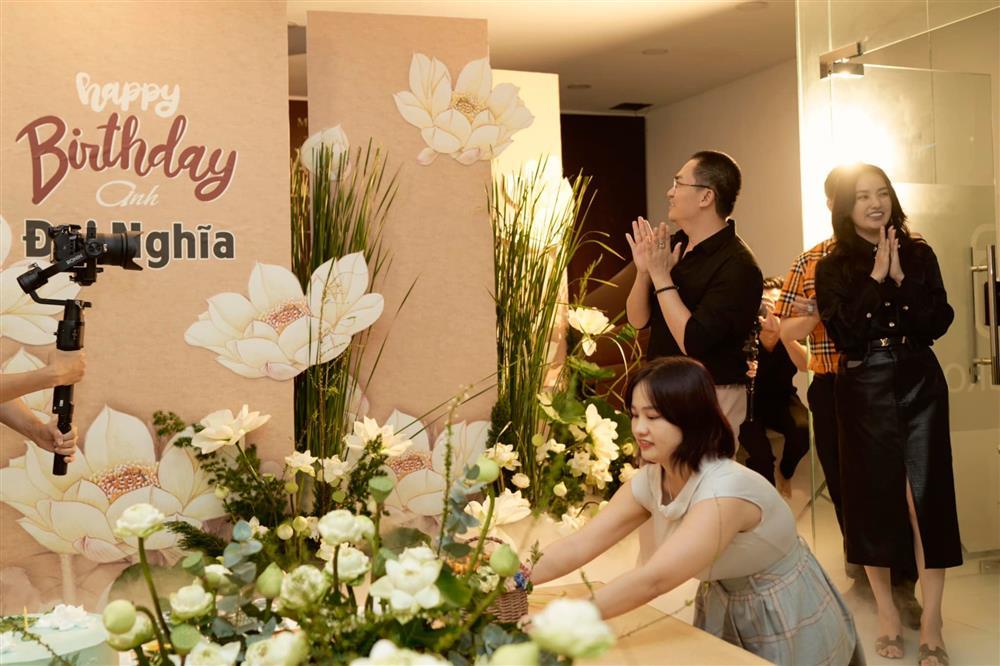 Choáng ngợp tiệc sinh nhật Đại Nghĩa với 500 bông sen trắng-4