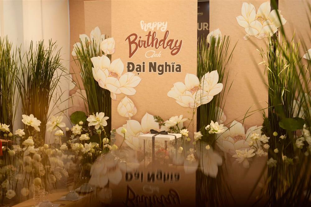 Choáng ngợp tiệc sinh nhật Đại Nghĩa với 500 bông sen trắng-11