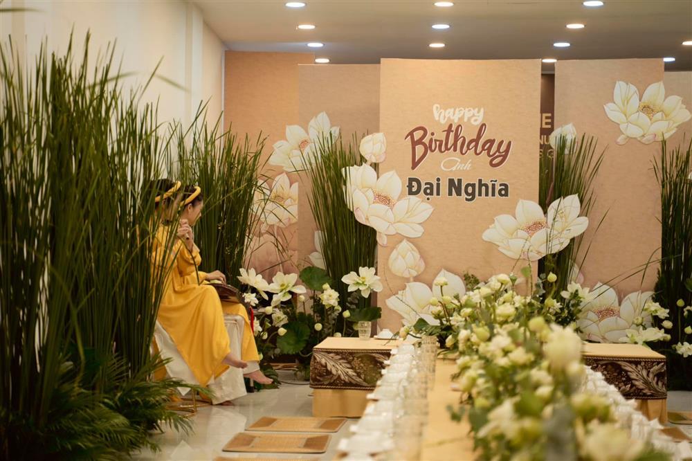 Choáng ngợp tiệc sinh nhật Đại Nghĩa với 500 bông sen trắng-9