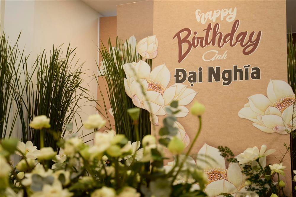 Choáng ngợp tiệc sinh nhật Đại Nghĩa với 500 bông sen trắng-13