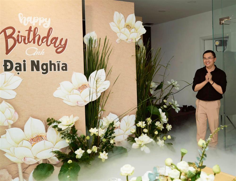 Choáng ngợp tiệc sinh nhật Đại Nghĩa với 500 bông sen trắng-3