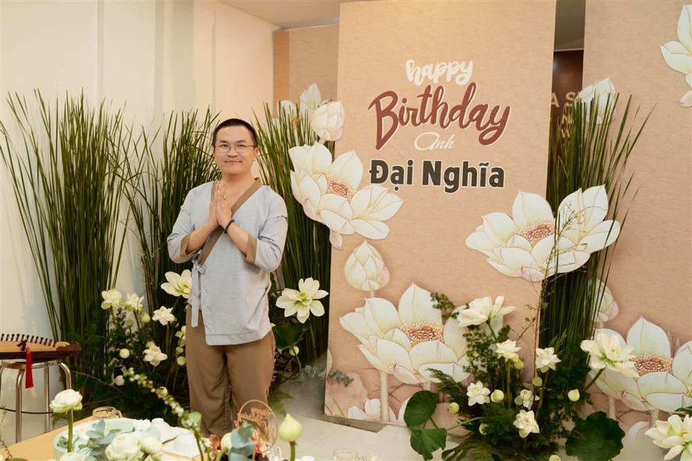 Choáng ngợp tiệc sinh nhật Đại Nghĩa với 500 bông sen trắng-7