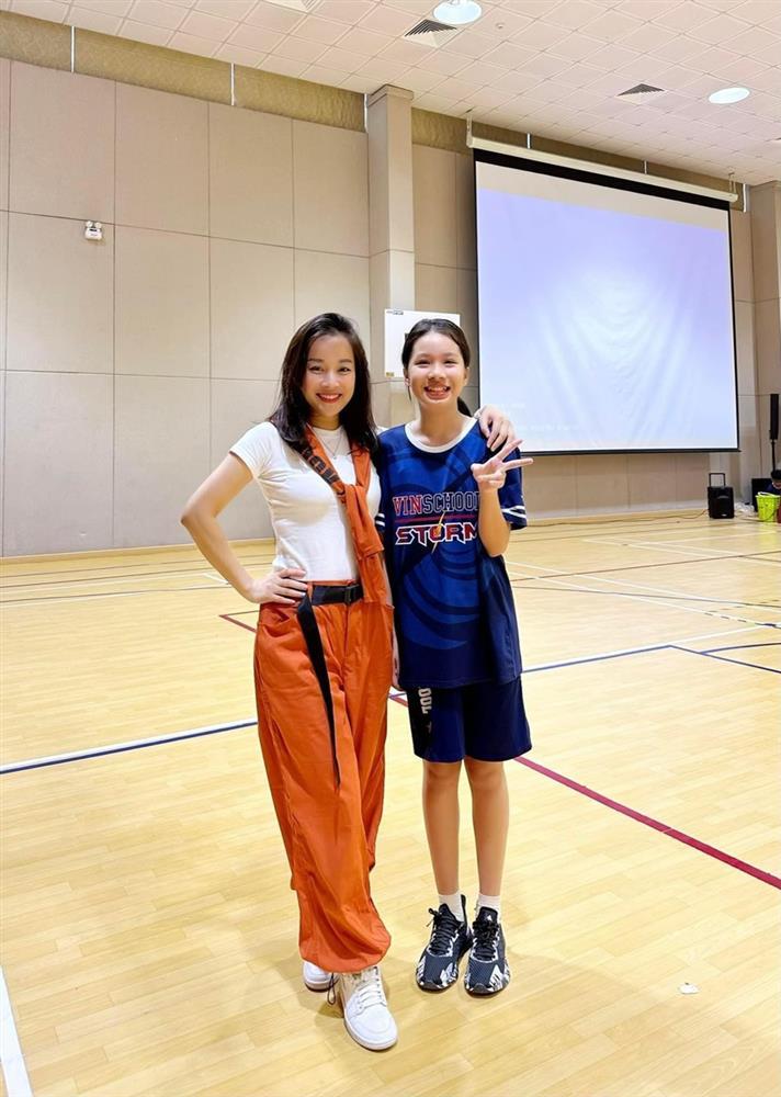 Con gái Vàng Anh đời đầu nay đã lớn tướng, cao ngang mẹ-1