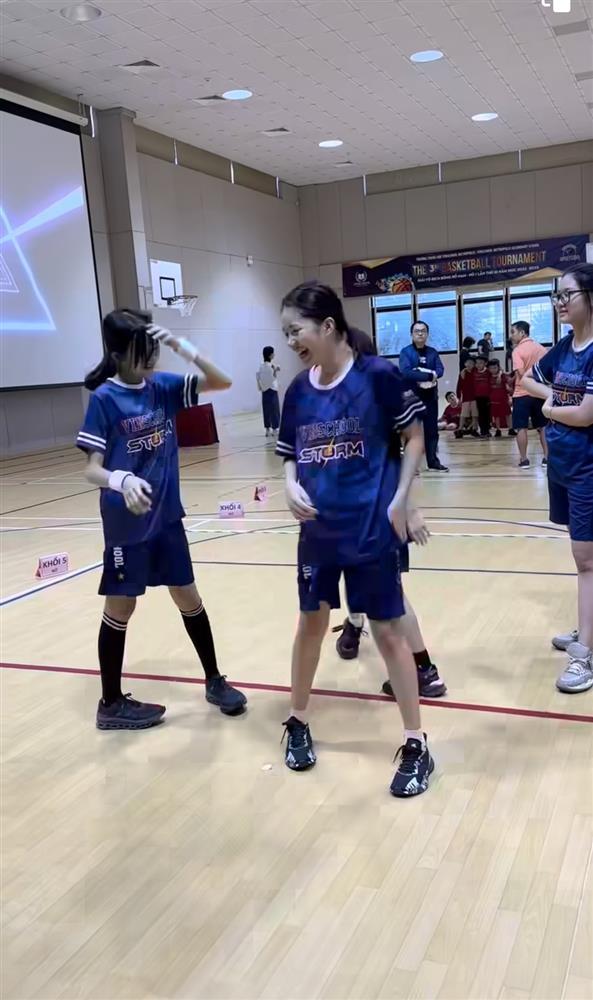 Con gái Vàng Anh đời đầu nay đã lớn tướng, cao ngang mẹ-4