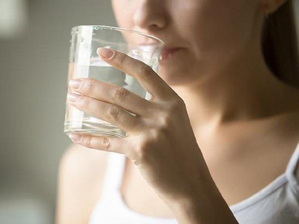 Suýt chết vì uống 5 lít nước một ngày để giảm cân đón Tết-1