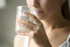 Suýt chết vì uống 5 lít nước một ngày để giảm cân đón Tết