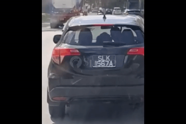 Clip: Tài xế vừa lái xe vừa hôn bạn gái