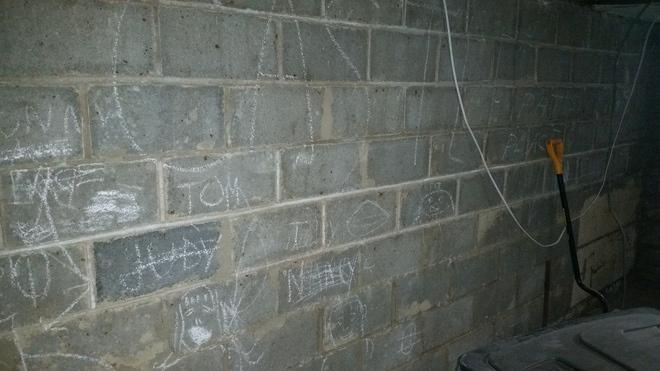 Hy hữu: Cặp vợ chồng tìm thấy vali tiền gần 1 tỷ khi đang sửa nhà-1