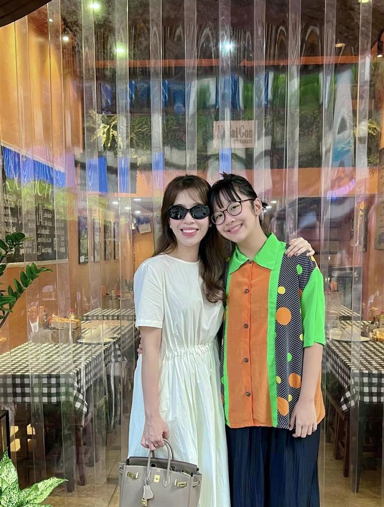 Con gái 11 tuổi cao lớn vượt mẹ, học cực giỏi của MC Diệp Chi-1