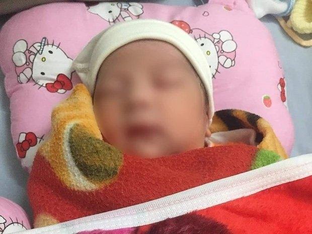 Xót xa bé gái bị bỏ rơi giữa tiết trời 15 độ, kèm lời nhắn vô tâm-1