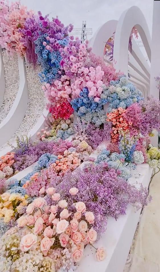 Đám cưới trăm tỷ kết thúc, người dân đổ xô ngắt hoa mang về-4