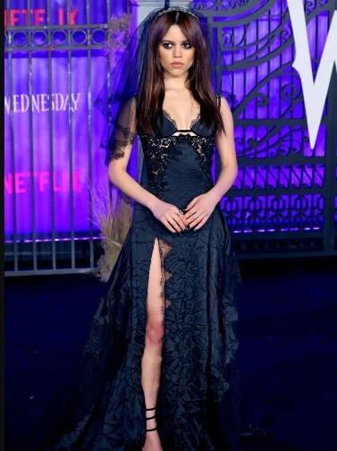 Nữ chính Wednesday cao 1m55 vẫn khéo hack dáng khi mặc đồ đen-1