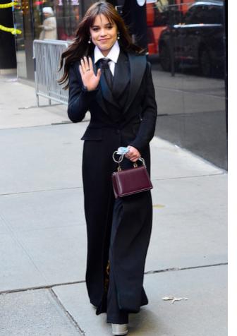 Nữ chính Wednesday cao 1m55 vẫn khéo hack dáng khi mặc đồ đen-5