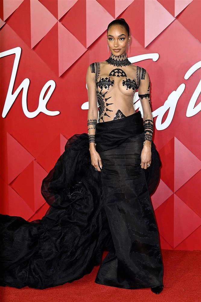 Rita Ora bị chê ăn mặc thô tục giữa dàn sao Hollywood hở bạo-3