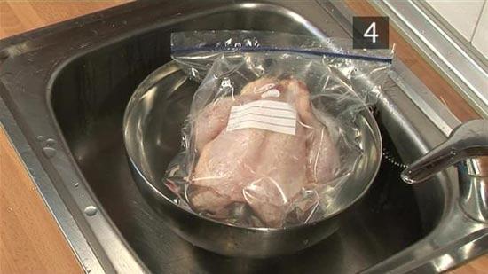 Rã đông thịt gà sai cách vừa mất chất lại sản sinh thêm độc tố-3