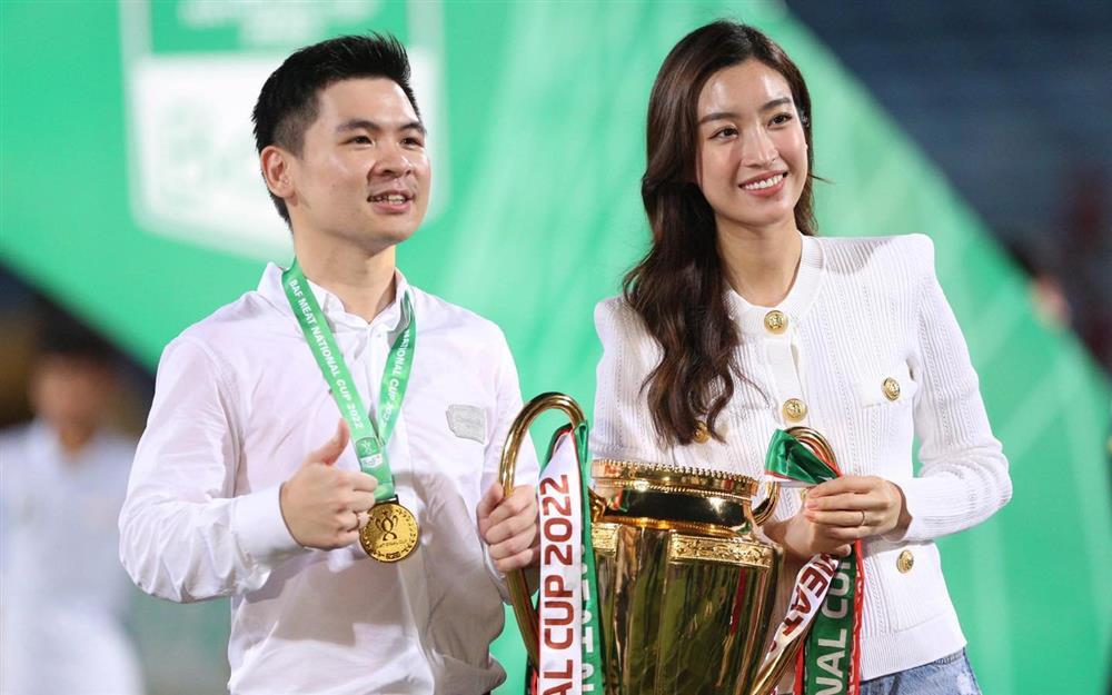 Dâu hào môn Đỗ Mỹ Linh để lộ nhẫn cưới giản dị bất ngờ-3