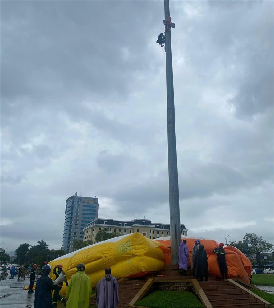 Clip: Người đàn ông vắt vẻo trên cột cờ livestream, chuẩn bị tự sát-1