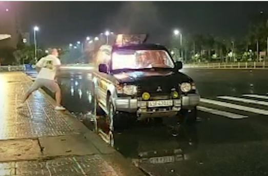 Clip: Người đàn ông vắt vẻo trên cột cờ livestream, chuẩn bị tự sát-3