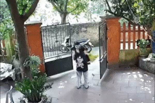 Trèo cổng suýt rách áo để tặng quà bạn gái, vừa xuống bị đuổi chạy thục mạng