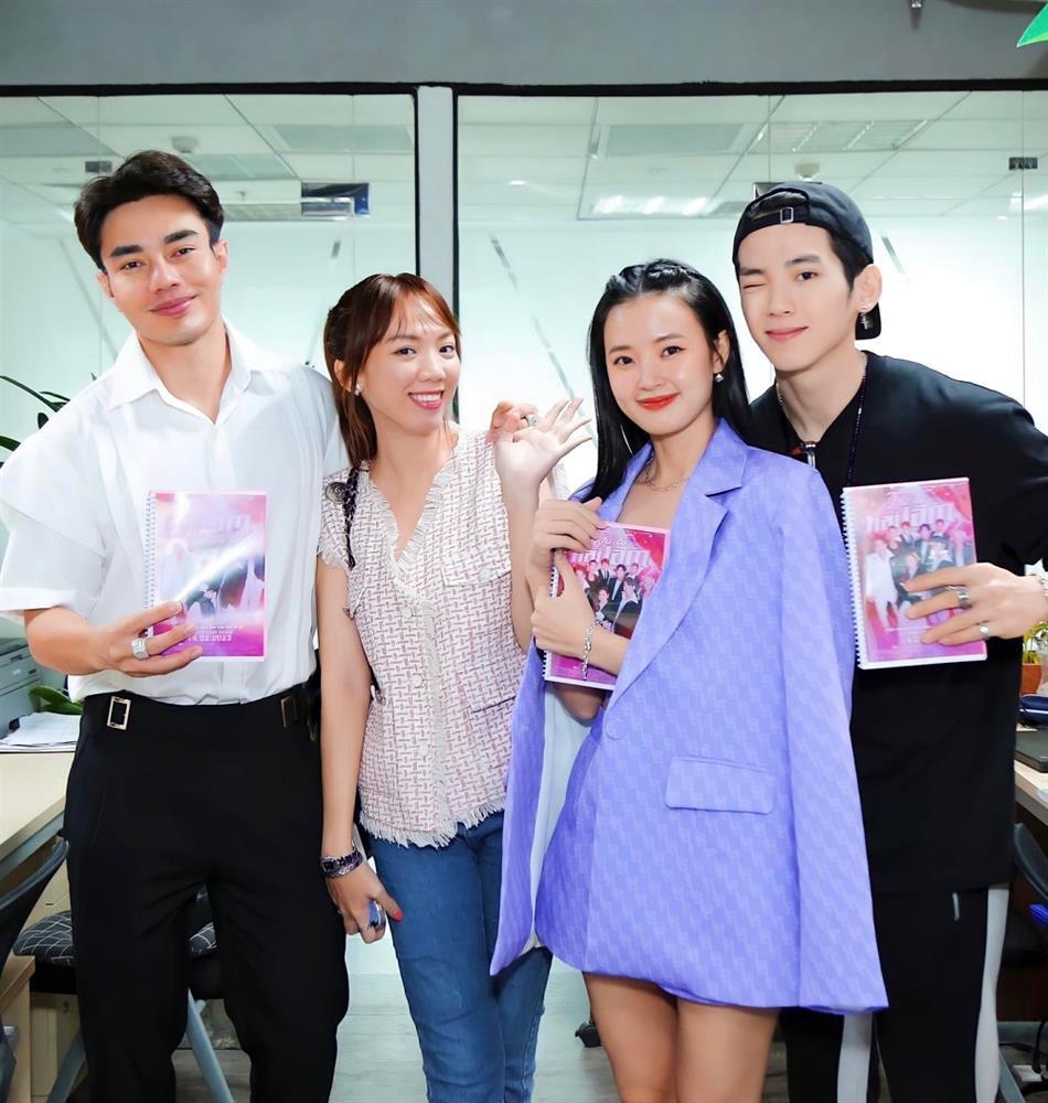 Lê Dương Bảo Lâm được trai đẹp Người Ấy Là Ai bế đi khắp sân khấu-1