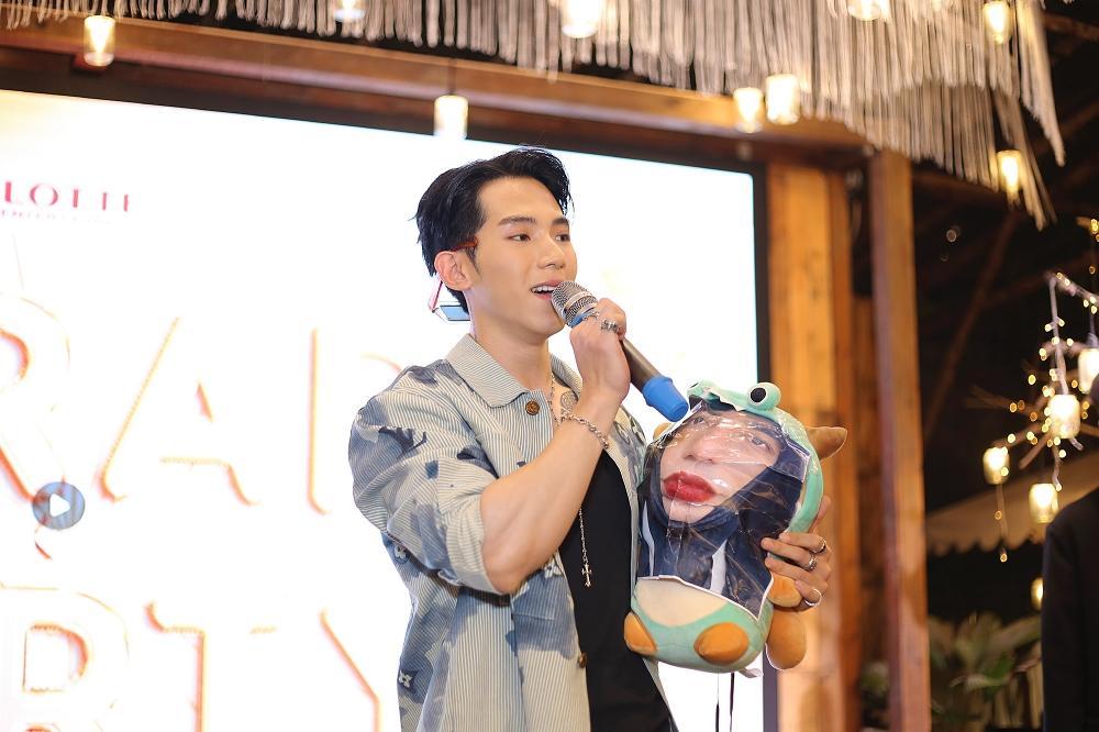 Lê Dương Bảo Lâm được trai đẹp Người Ấy Là Ai bế đi khắp sân khấu-5