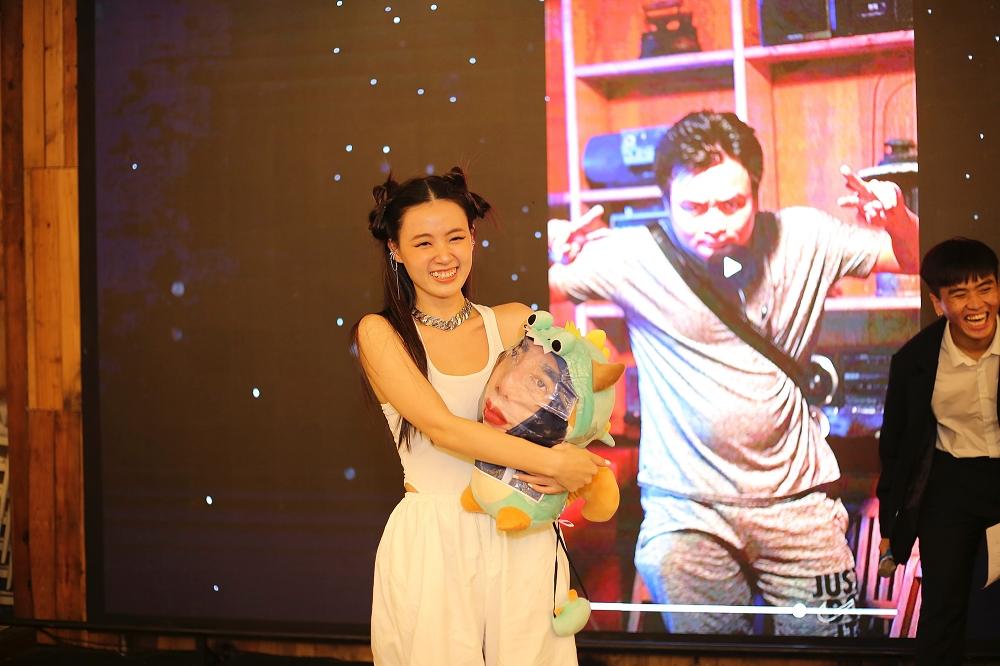 Lê Dương Bảo Lâm được trai đẹp Người Ấy Là Ai bế đi khắp sân khấu-7