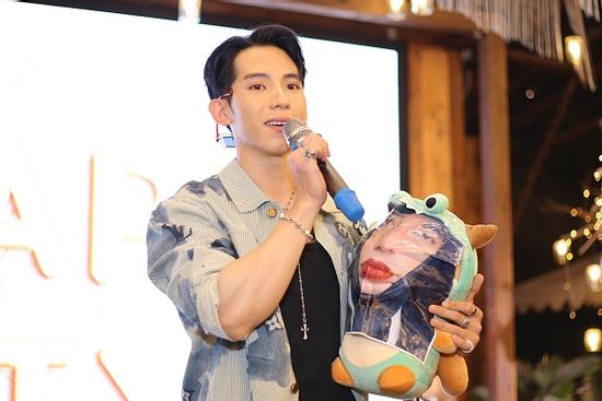 Lê Dương Bảo Lâm được trai đẹp 'Người Ấy Là Ai' bế đi khắp sân khấu