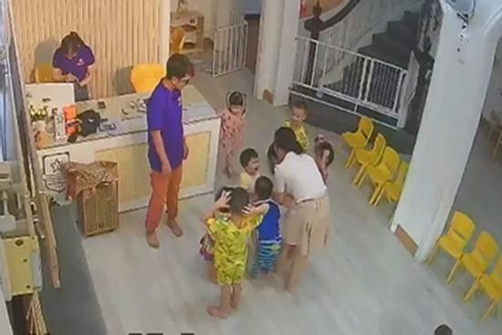 Bé mầm non liên tục cắn nhau, trường cho trẻ nghỉ học vì 'quá áp lực'