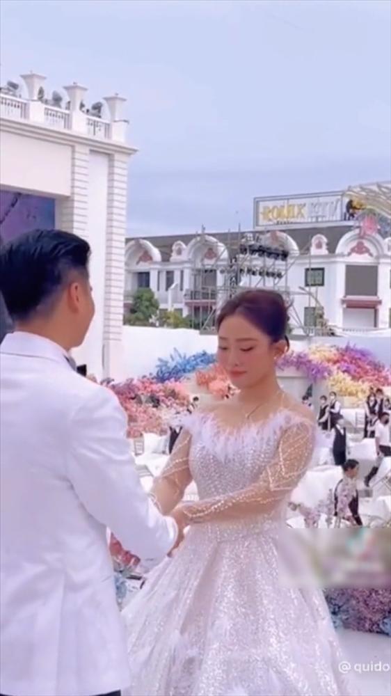 Loạt chi tiết đắt giá về váy cưới cô dâu trăm tỷ ở Kiên Giang-3