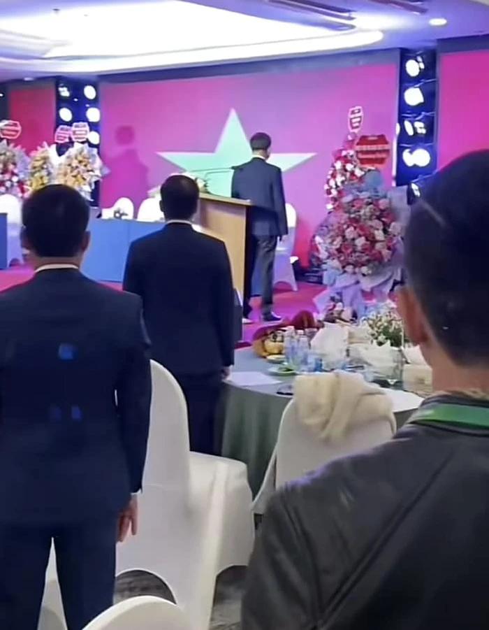 Clip: 4 cô gái vắt chân bấm điện thoại khi cả hội trường hát Quốc ca-1