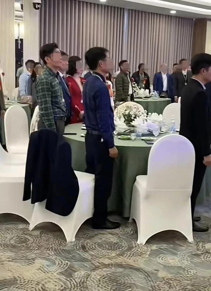 Clip: 4 cô gái vắt chân bấm điện thoại khi cả hội trường hát Quốc ca-2