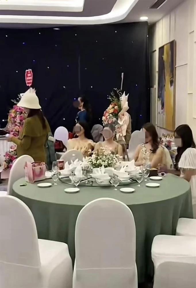 Clip: 4 cô gái vắt chân bấm điện thoại khi cả hội trường hát Quốc ca-3