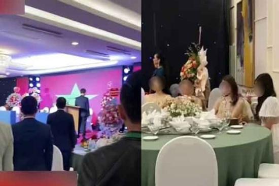 Clip: 4 cô gái vắt chân bấm điện thoại khi cả hội trường hát Quốc ca