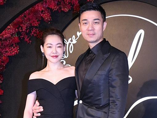 Chồng Từ Hy Đệ ôm ấp hotgirl trong bar-4